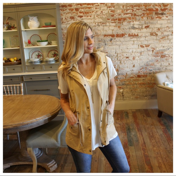 ✨RESTOCKED✨Khaki Cargo Vest - Picture 3 of 6